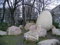 Памятник яйцу Харьков.JPG