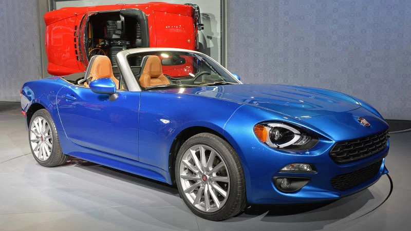 01-2017-fiat-124-spider-la-1.webp