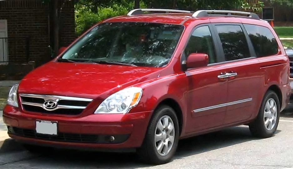 07-Hyundai-Entourage.webp