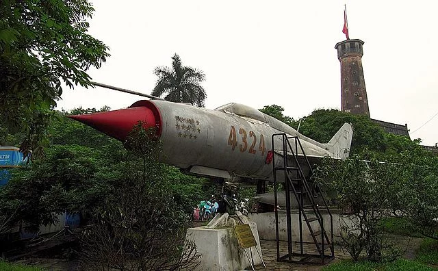 0px-Vietnam_People%27s_Air_Force_MIG-21_%284324%29.webp
