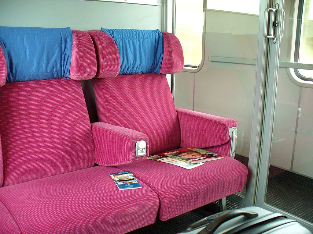 1024px-DB-InterCity-Erster-Klasse-Abteil.webp