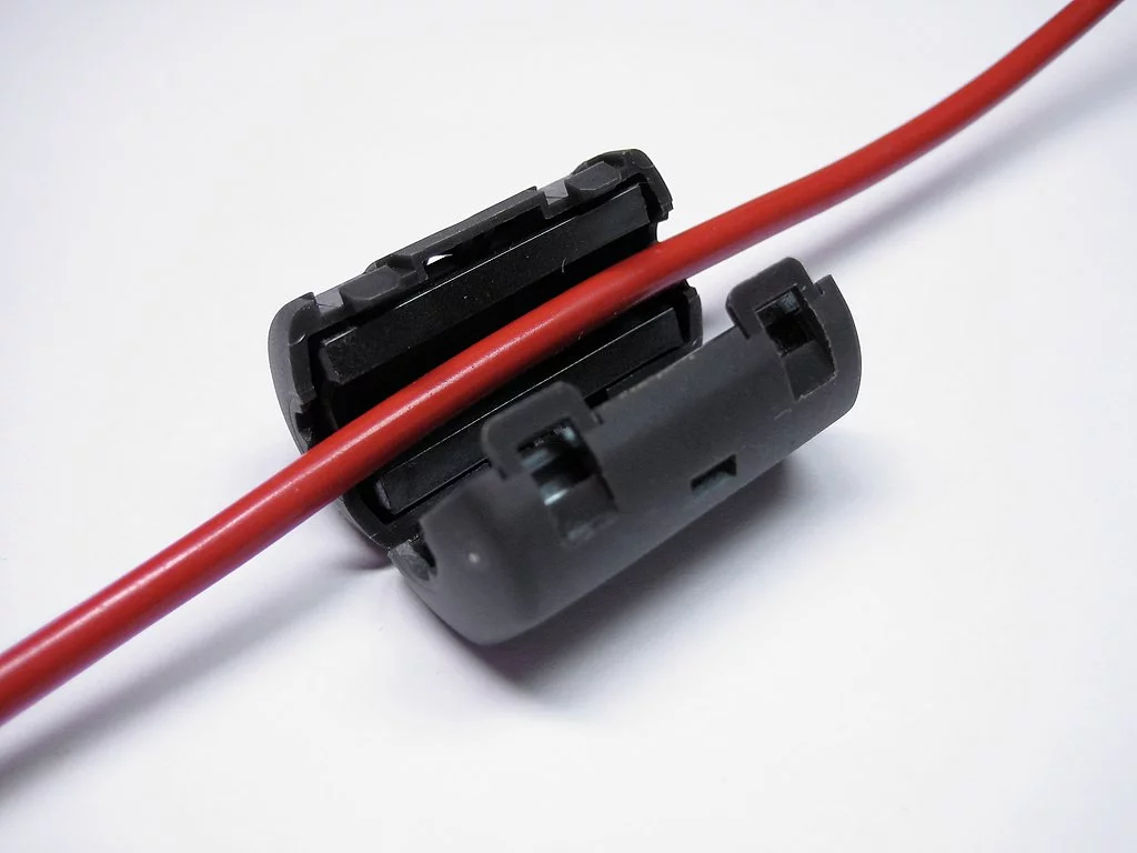 1024px-Ferrite_clamp-on.webp