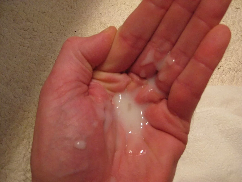 1024px-Human_semen_in_hands.webp