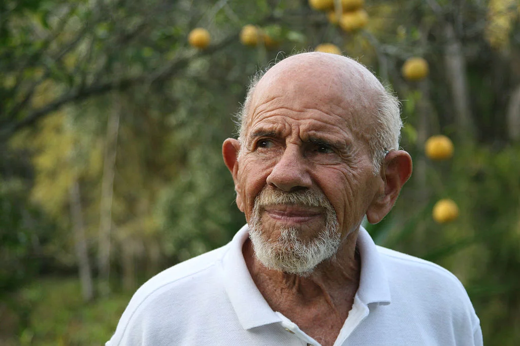 1024px-Jacque_Fresco_and_lemon_tree.webp