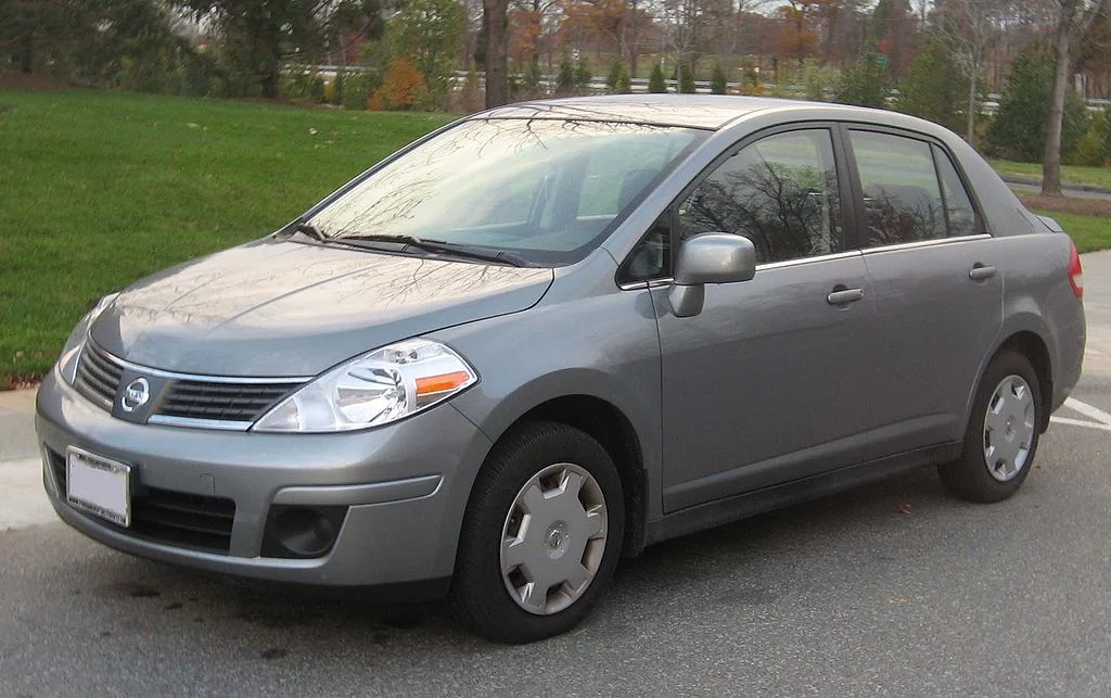 1024px-Nissan_Versa_1.8S_sedan.webp