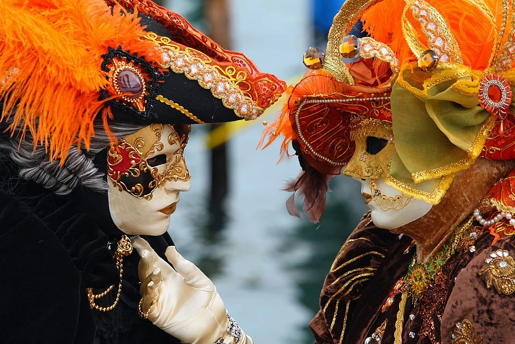 1024px-Venice_Carnival_-_Masked_Lovers_%282010%29.webp