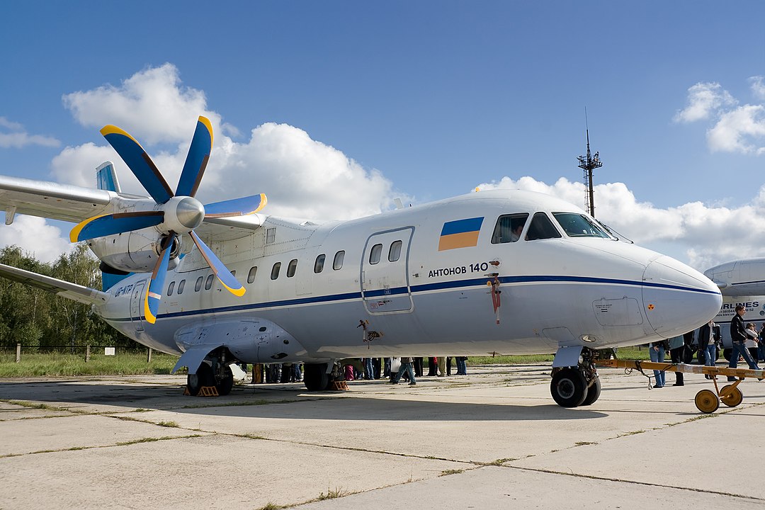 1080px-Antonov_An-140_3.jpg