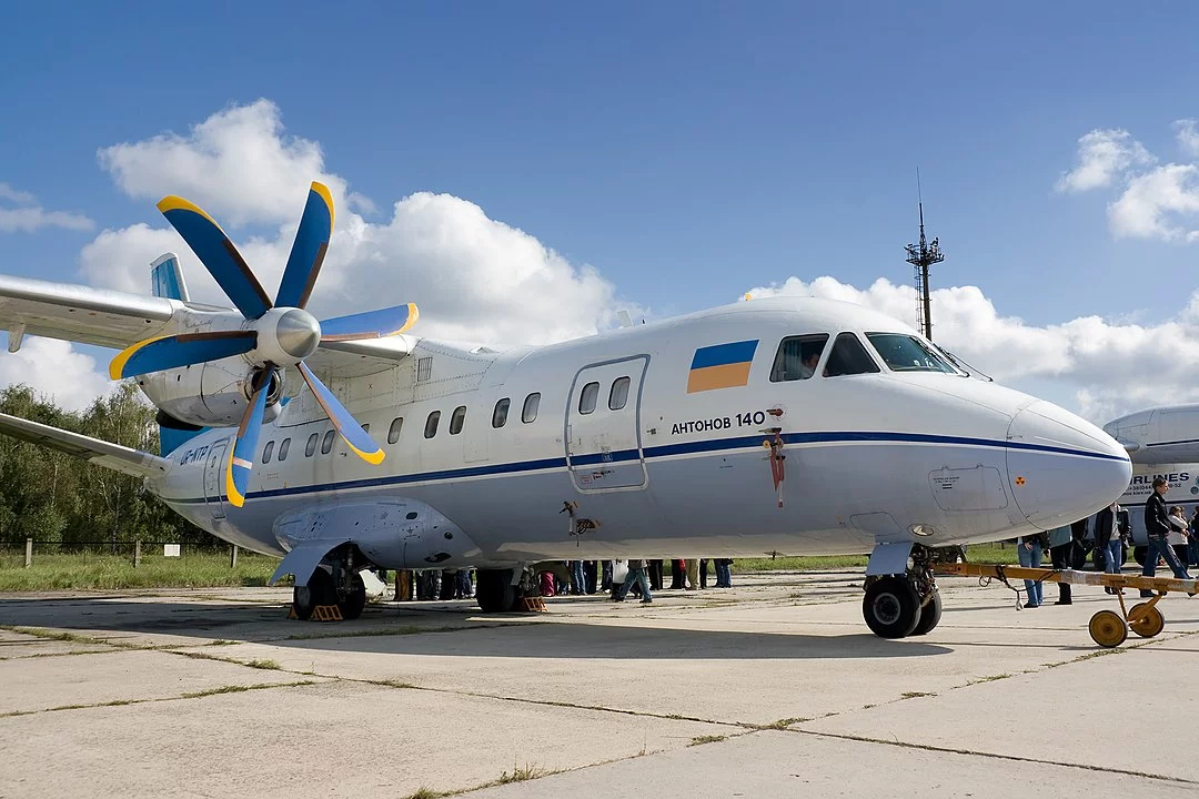 1080px-Antonov_An-140_3.webp
