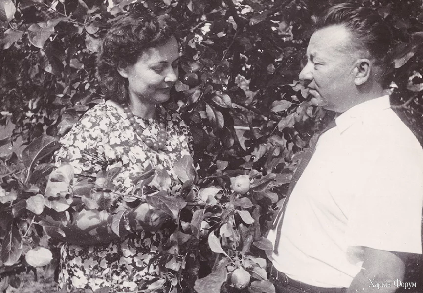 Поет Малишко із дружиною на дачі