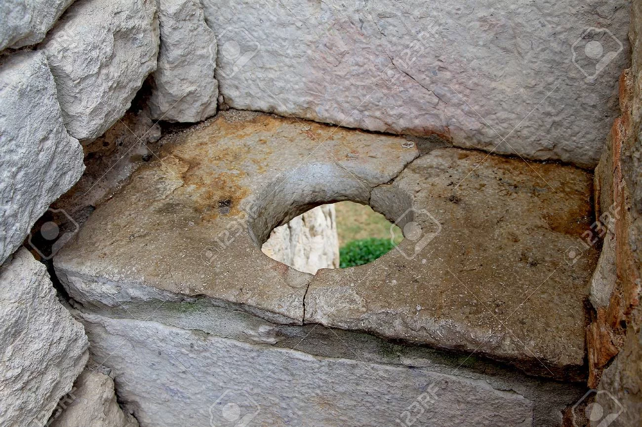 116781952-medieval-toilet-on-a-fortress-wall-.webp