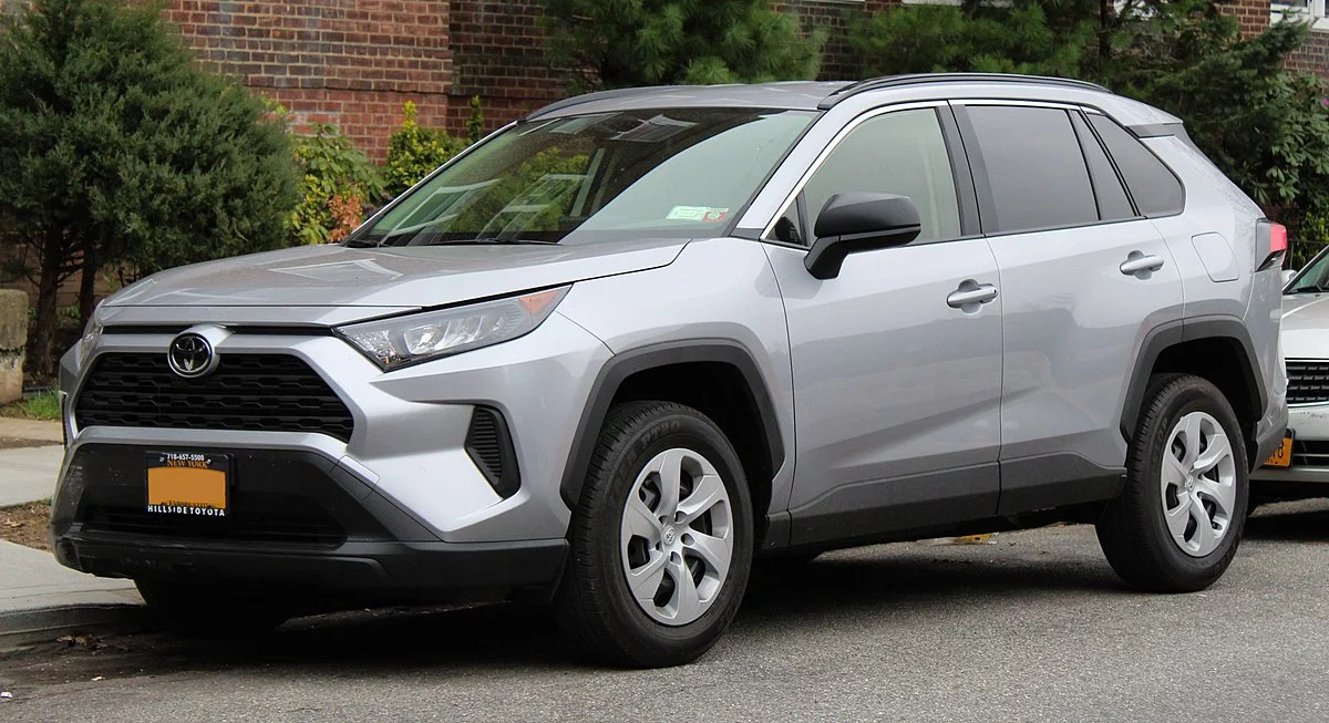 1200px-2019_Toyota_RAV4_LE_2.5L_front_4.14.19.webp