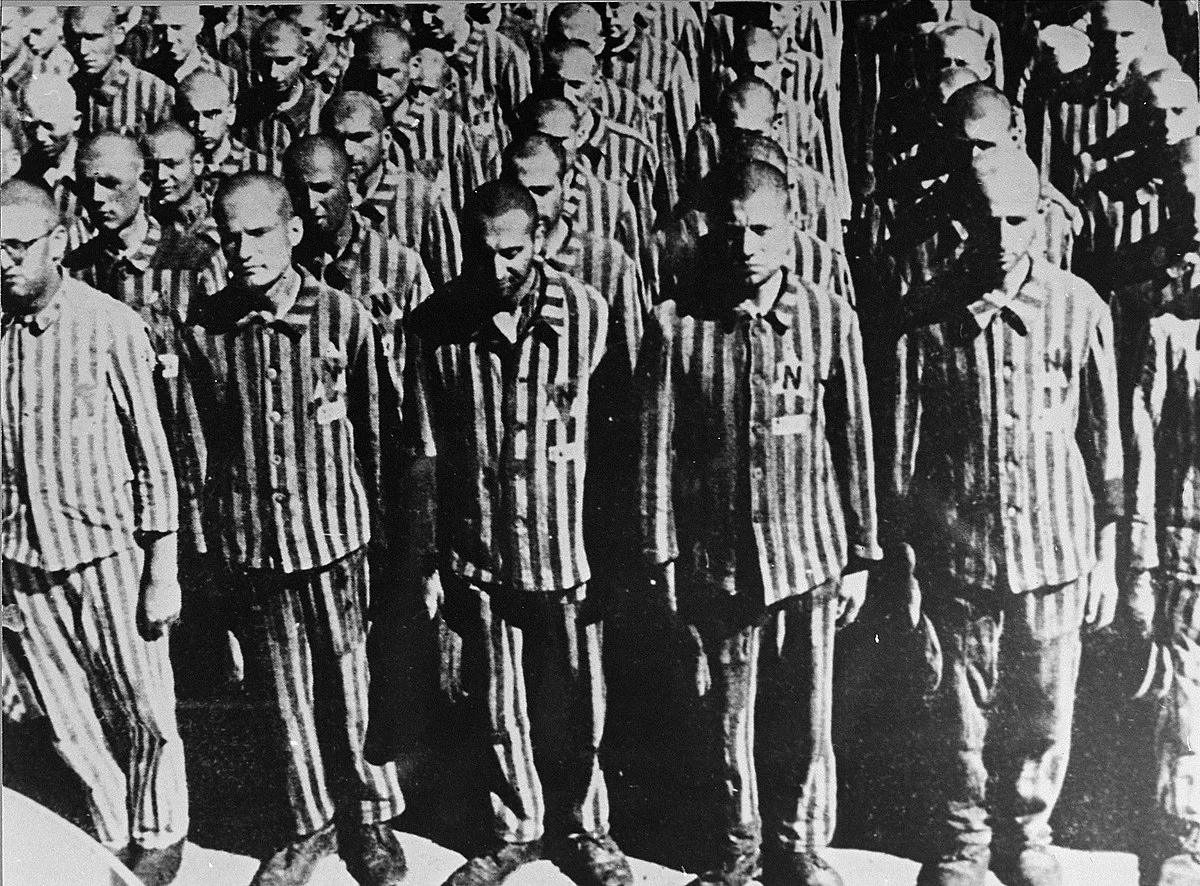 1200px-Buchenwald_Prisoners_83718.webp