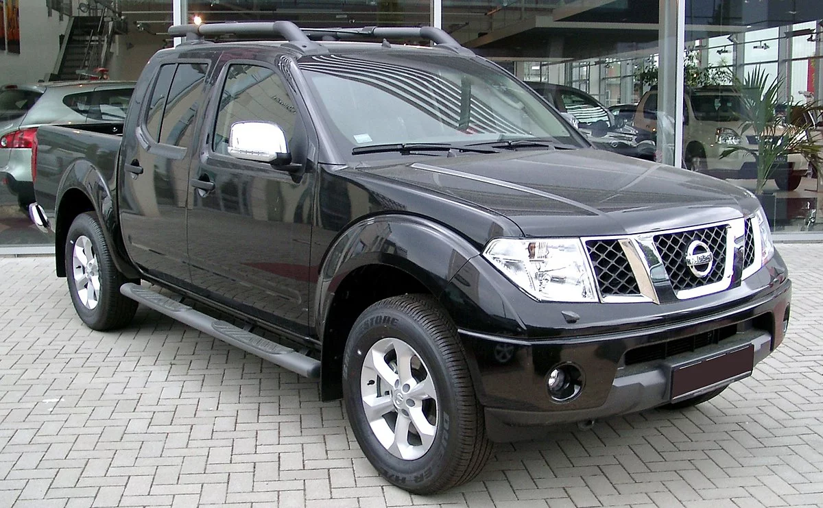 1200px-Nissan_Navara_front_20080524.webp