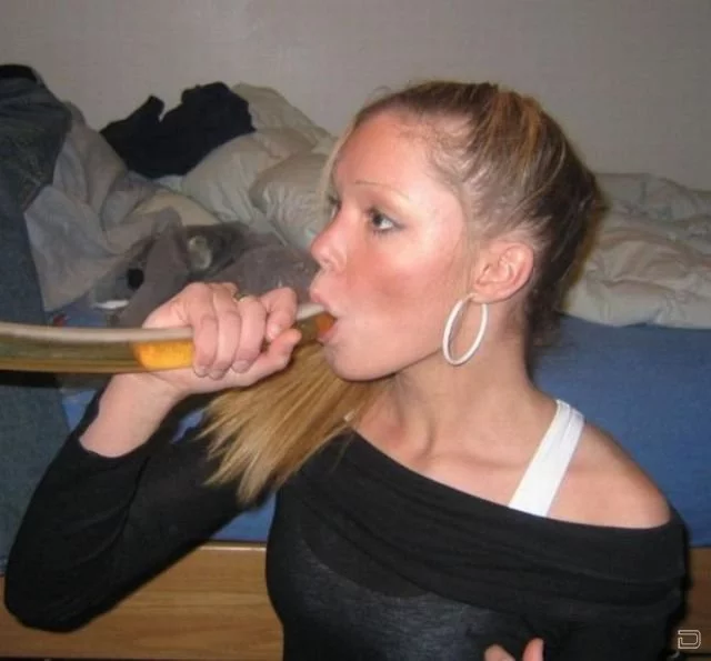 1267770606_beer_bong_girls_00.webp