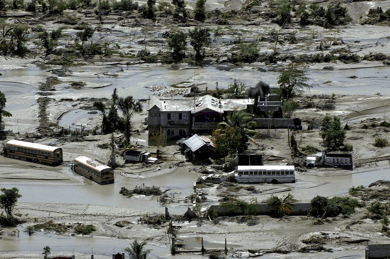 1280px-Destroyed_school_in_Port-Au-Prince.jpg