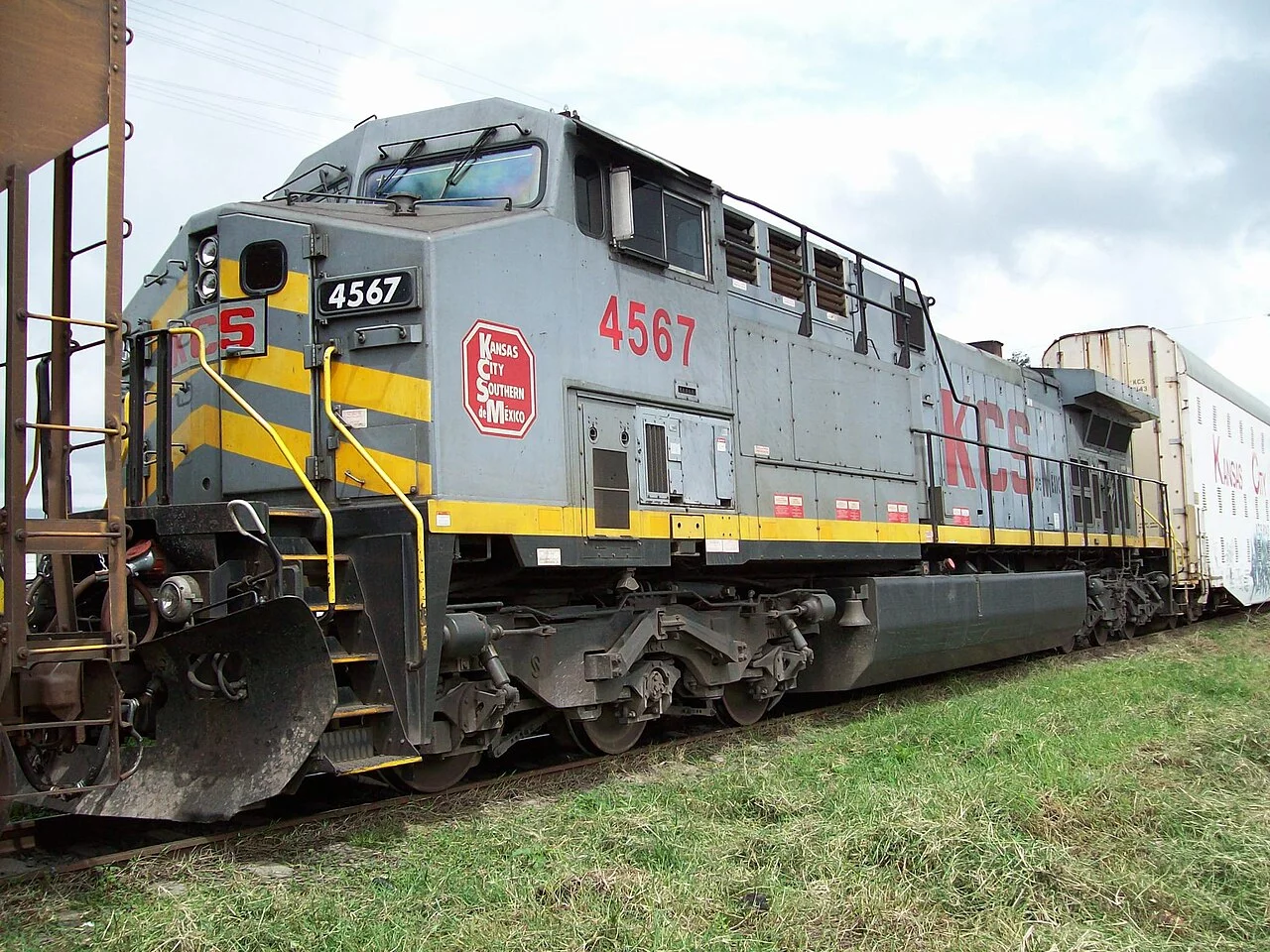 1280px-GE_AC4400CW_KCSdeM_4567.webp