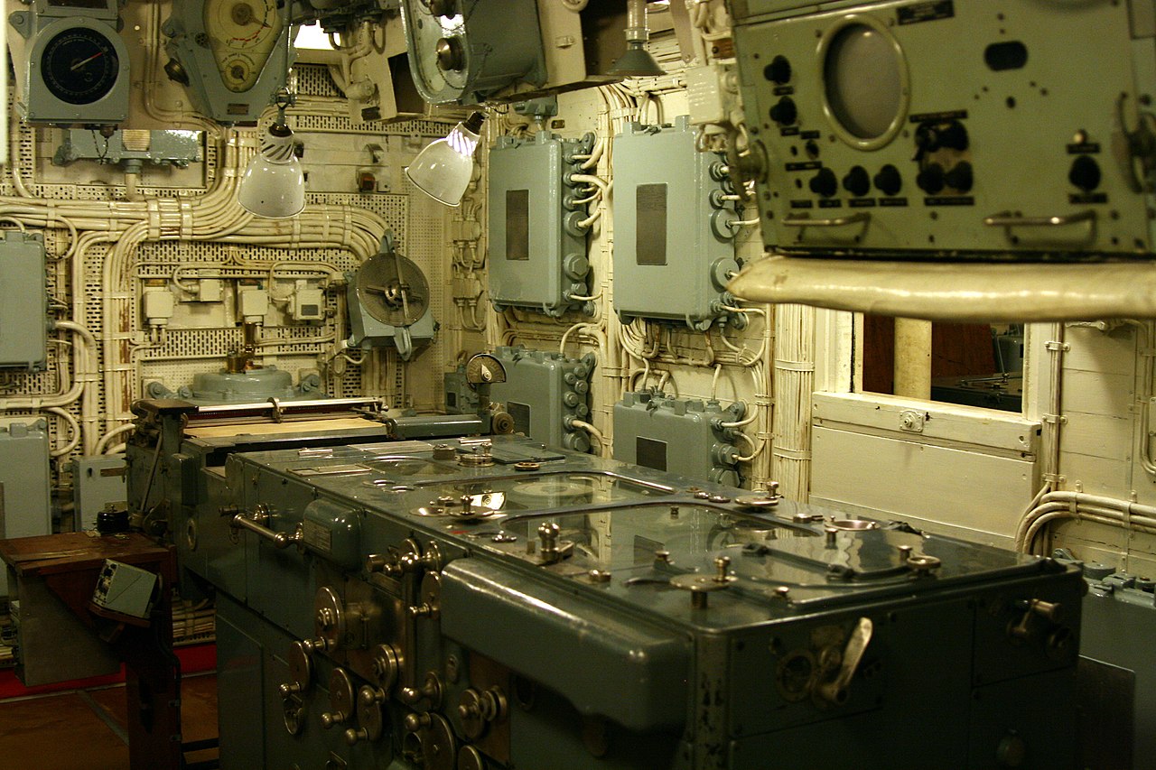 1280px-HMS_Belfast_-_6inch_transmitting_station_1.jpg