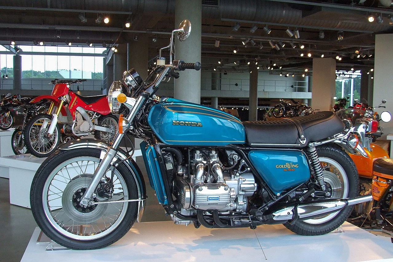 1280px-Honda_Gold_Wing_GL1000_1975_Barber.webp