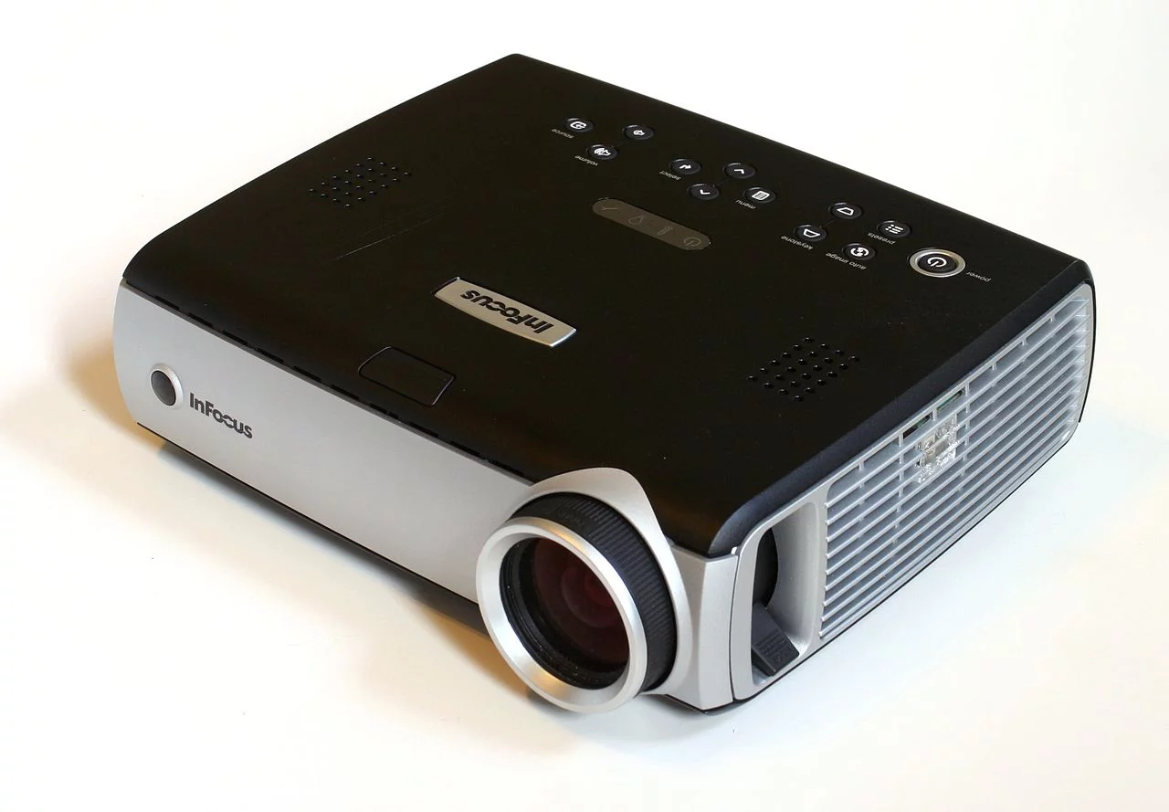 1280px-InFocus_IN34.webp