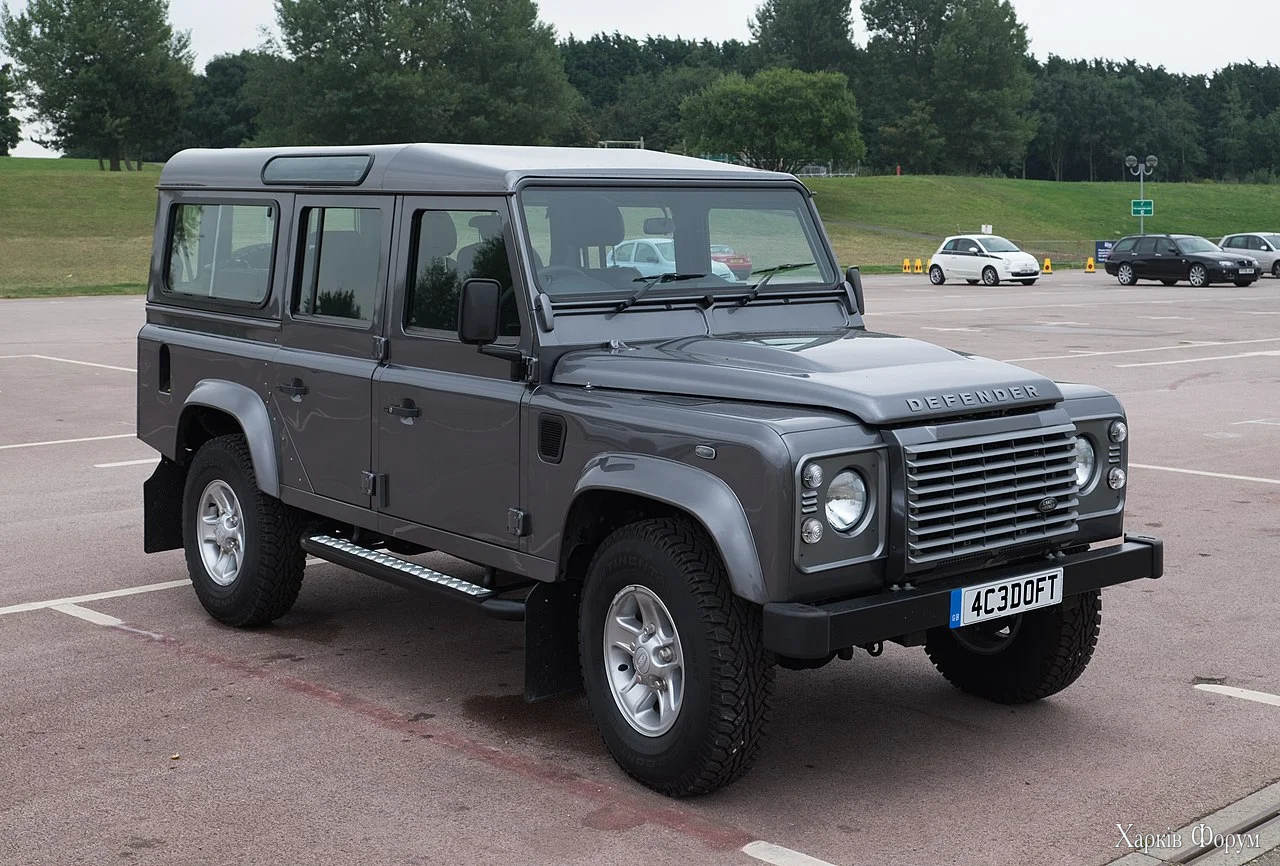 1280px-Land_Rover_Defender_110_Station_Wagon_2016_-_front.webp