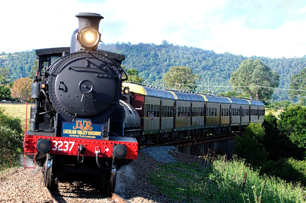 1280px-Locomotive_3237.webp