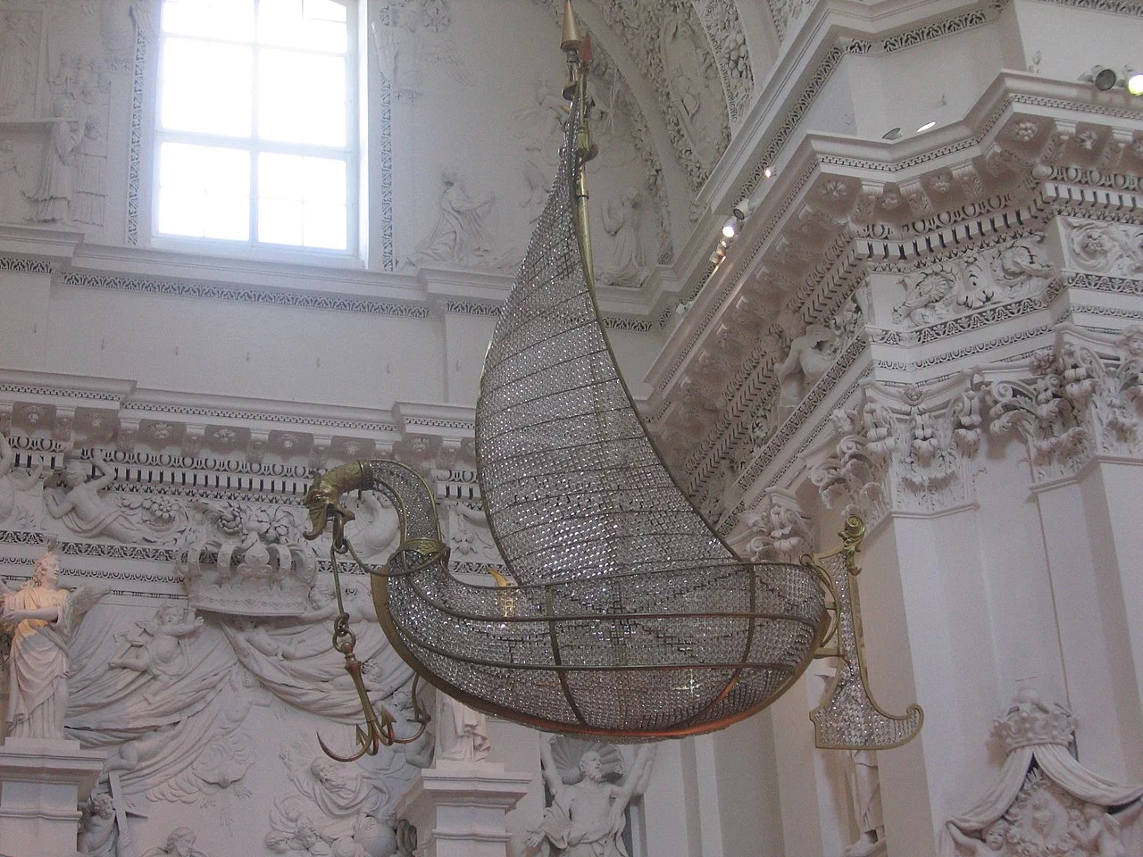 1280px-Peter_and_Paul%27s_Cathedral_Chandelier_1.webp