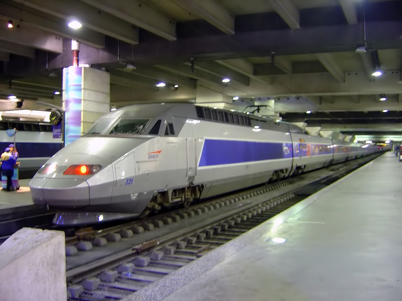 1280px-TGV_train_inside_Gare_Montparnasse_DSC08895.jpg