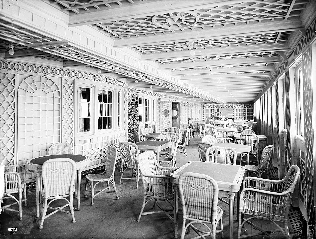 1280px-Titanic_cafe_parisien.webp
