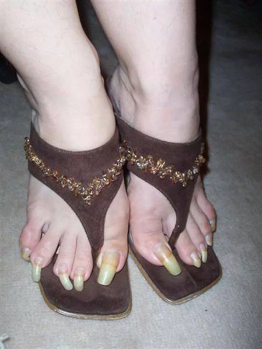 1310073672_disturbingly_long_fingernails_10.webp
