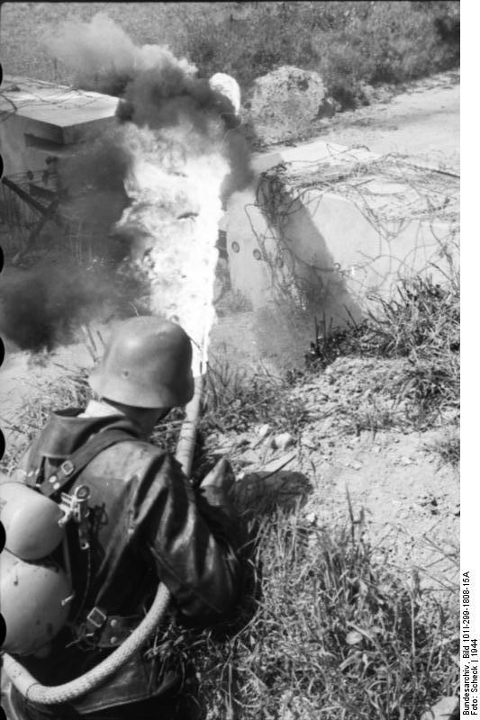 -15A%2C_Nordfrankreich%2C_Soldat_mit_Flammenwerfer.jpg