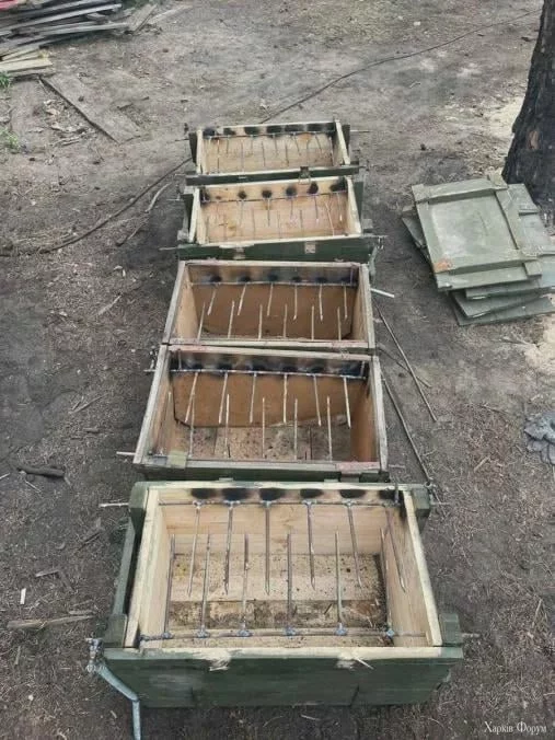 Ящики из средневековья с копьями 