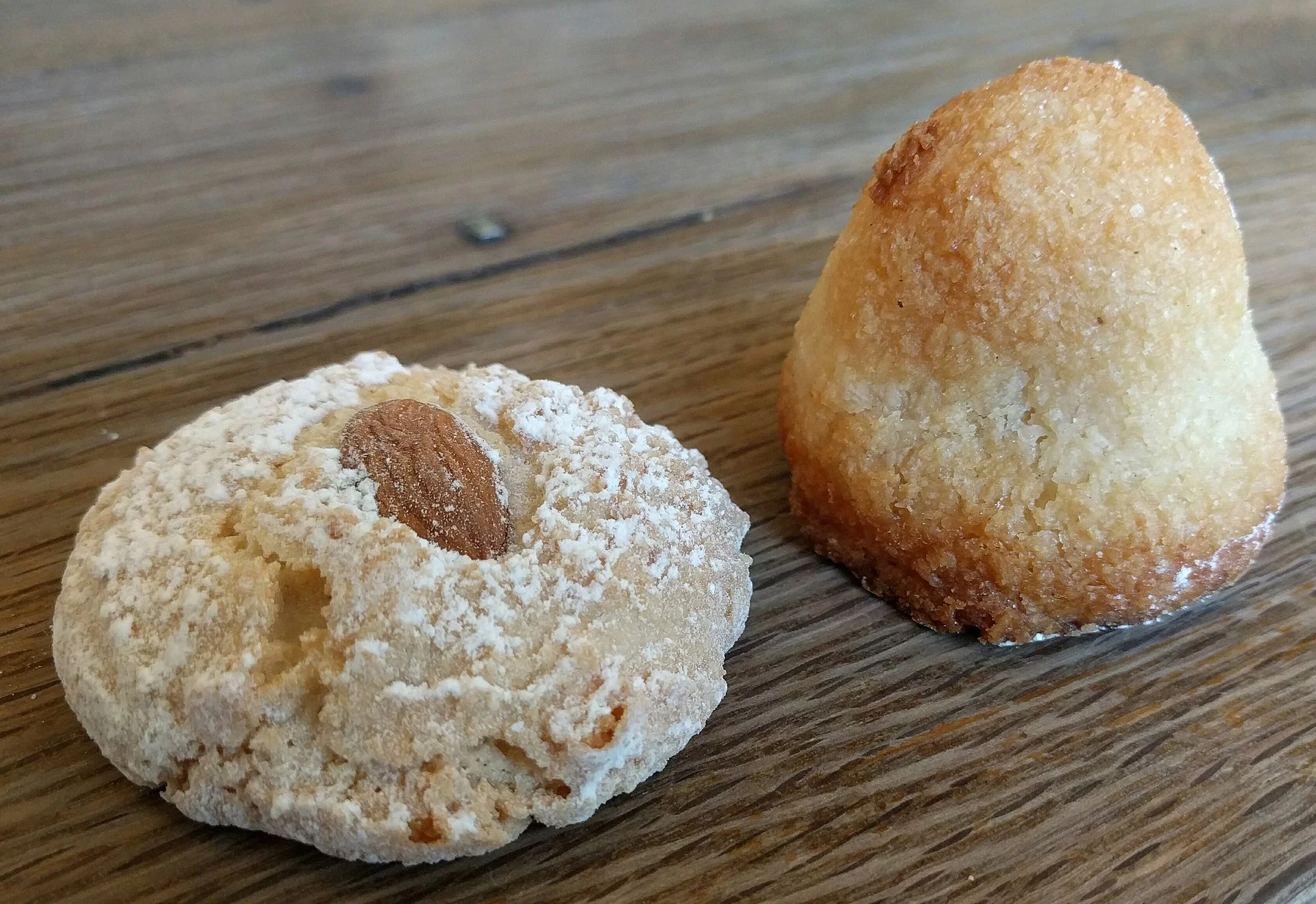 1920px-Almond_macaroon_and_coconut_macaroon.webp
