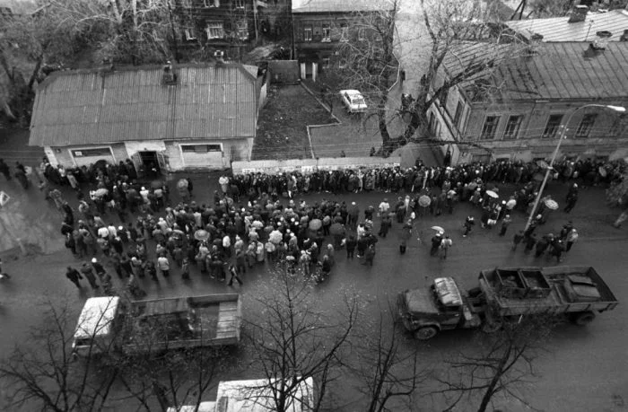 1991ThequeueforcommoditiesinPerm.webp
