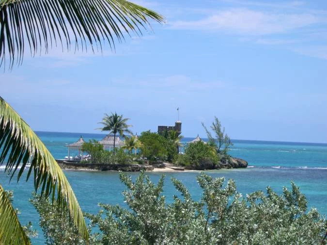 1COUPLES_TOWER_ISLE11.webp