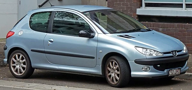 2001-2003_Peugeot_206_(T1)_GTi_3-door_hatchback_01.webp