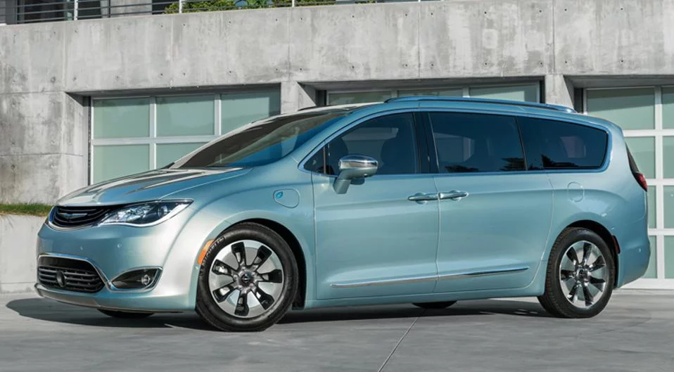 2017-Chrysler-Pacifica-Hybrid-Front.webp