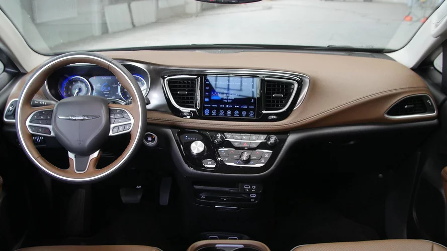 2017-chrysler-pacifica-vs-2018-honda-odyssey.webp