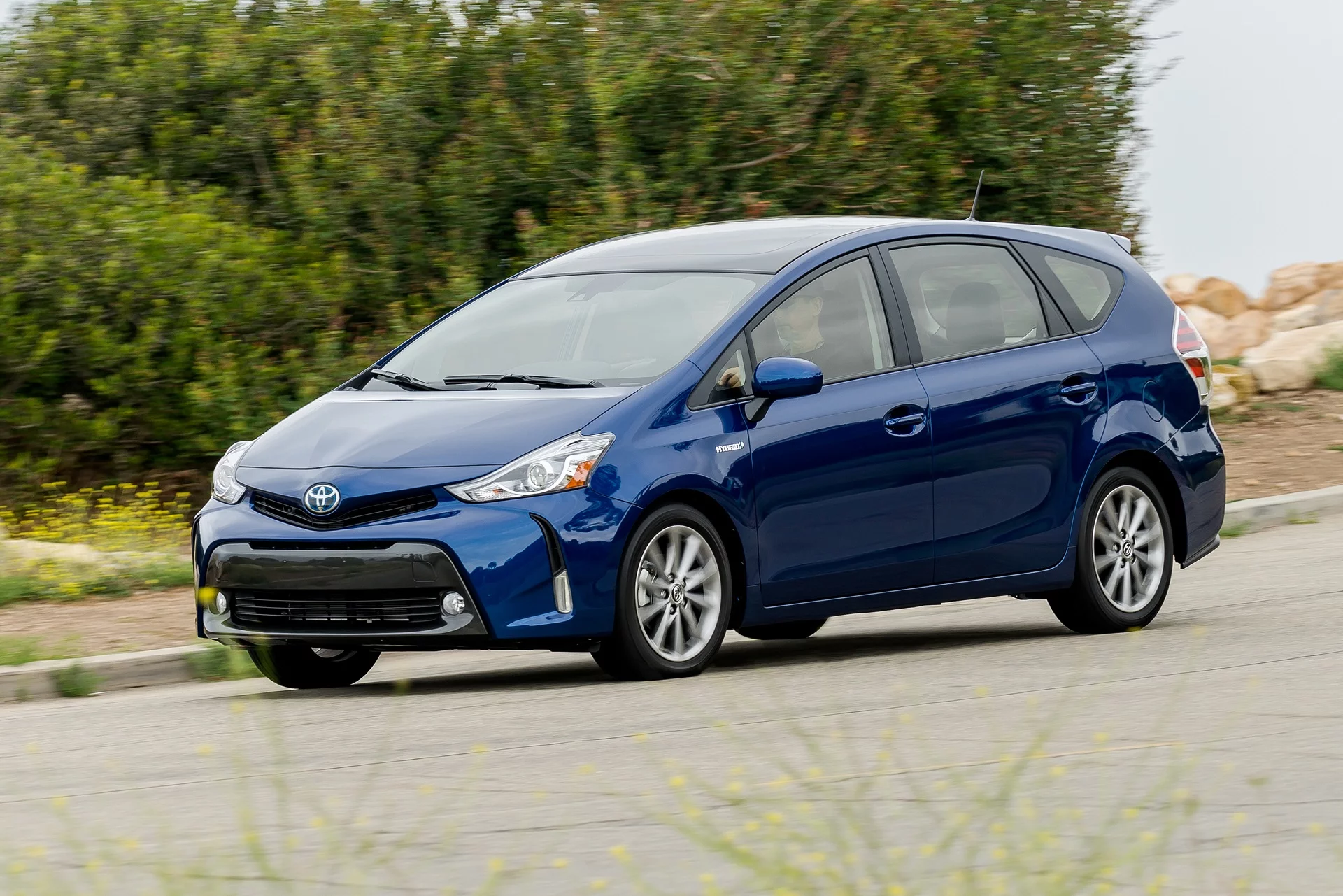 2017-toyota-prius-v_100557994_h.webp