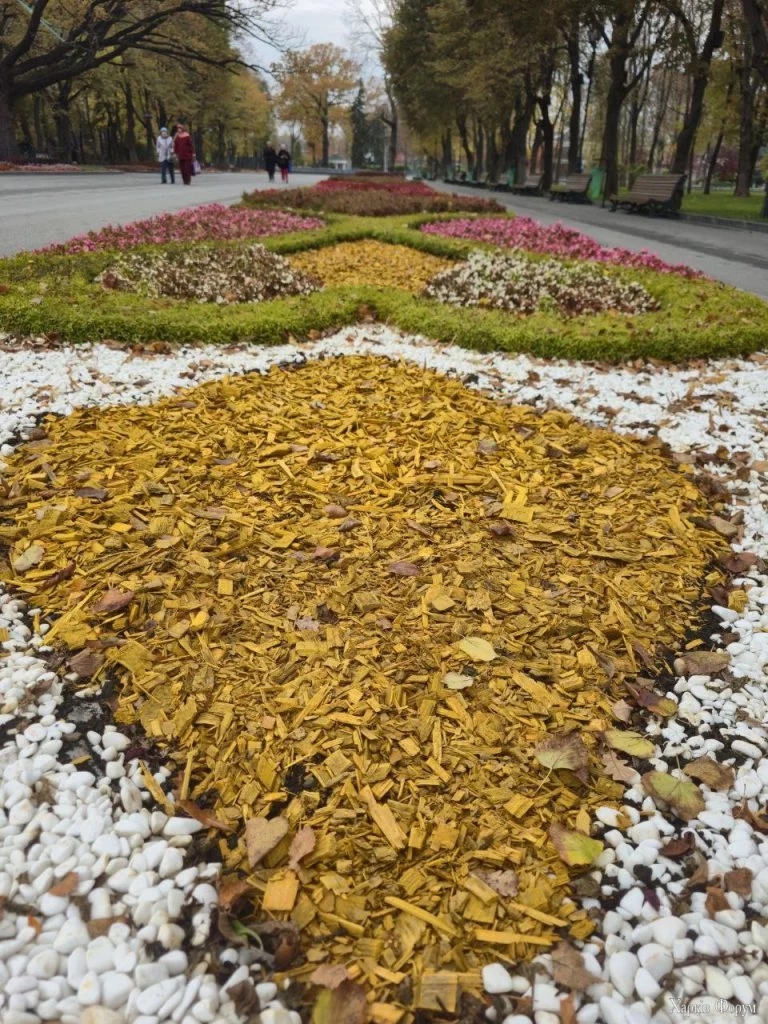 Комунальники прибирають клумби