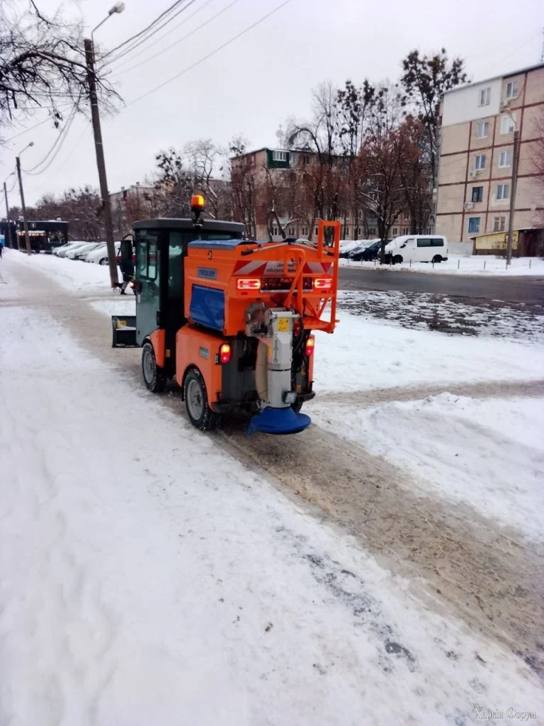 Прибирають сніг у Немишлянському районі