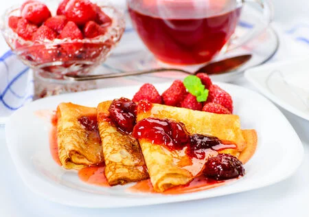 26818397-pfannkuchen-mit-erdbeer-marmelade-und-tee.webp