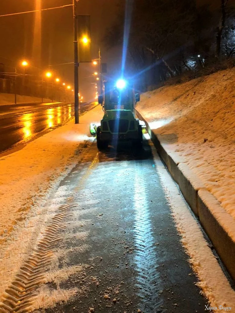 Перший сніг у Харкові розчищають комунальники