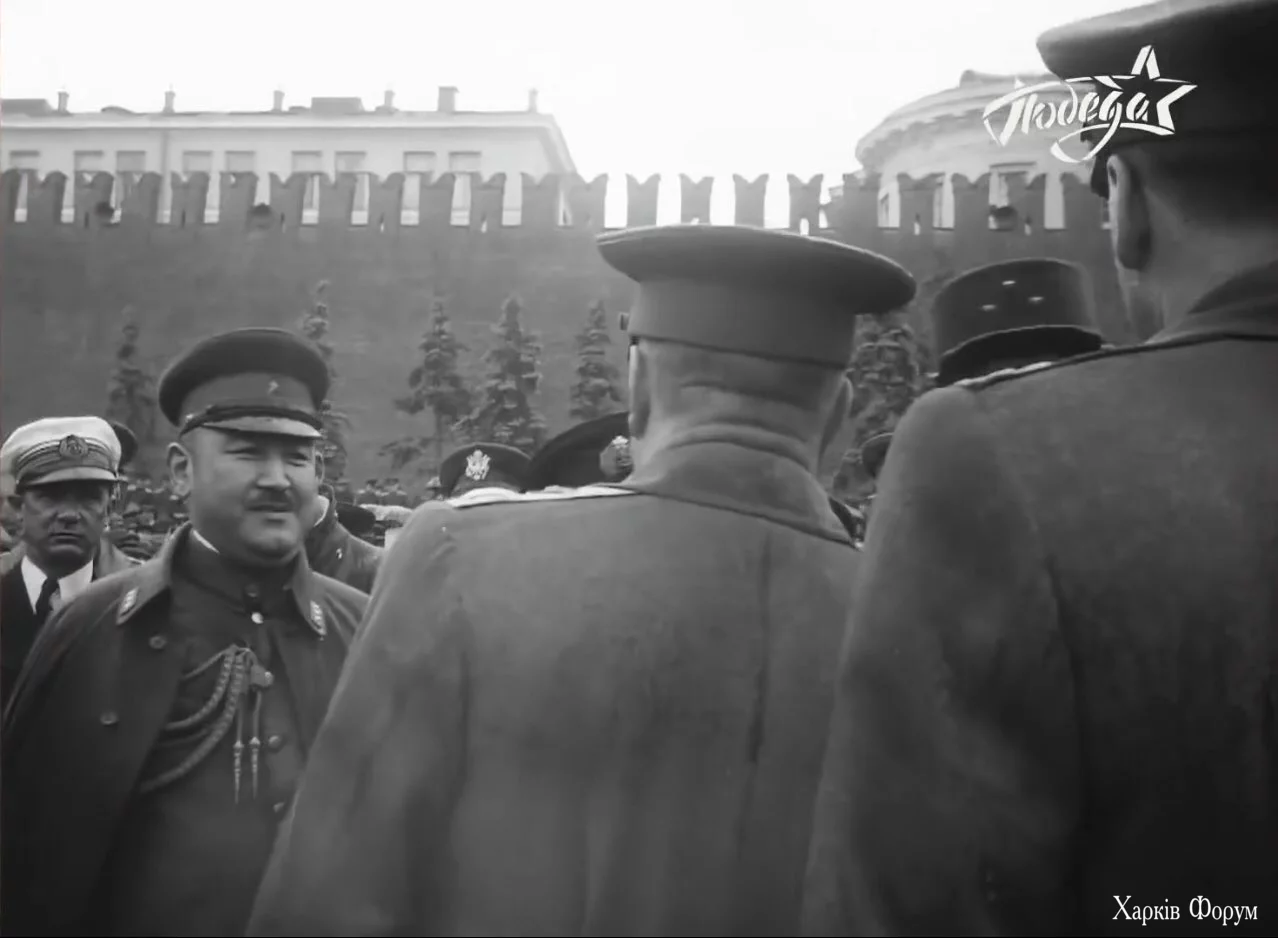 Интересно, что на Параде Победы 24 июня 1945 года (том самом, на котором немецкие знамена бросали к мавзолею), принимали участие не только союзники, но и японская делегация.