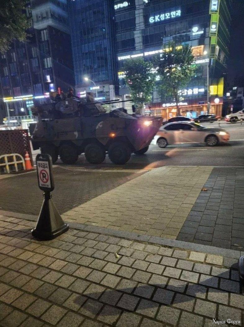 Президент Южной Кореи Юн Сок Ёль объявил о введении военного положения, сообщает Reuters.