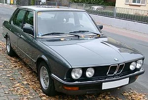 300px-BMW_E28_front_20071012.webp