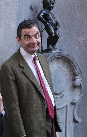 304px-Rowan_Atkinson_and_Manneken_Pis.jpg