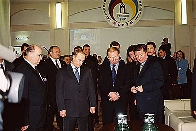 400px-Vladimir_Putin_14_December_2001-3.webp