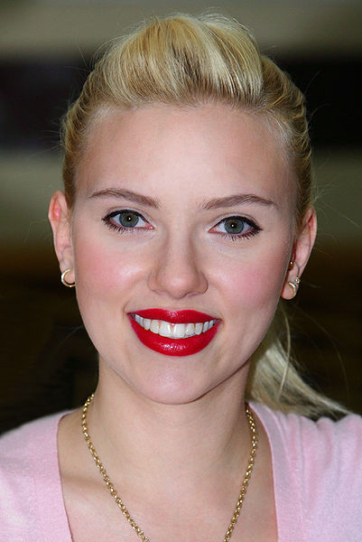 401px-Scarlett_Johansson_in_Kuwait_01b.jpg