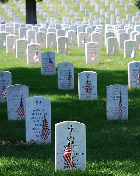 477px-Graves_at_Arlington_on_Memorial_Day.jpg