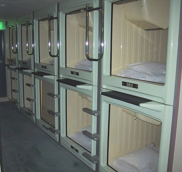 638px-CapsuleHotel.webp